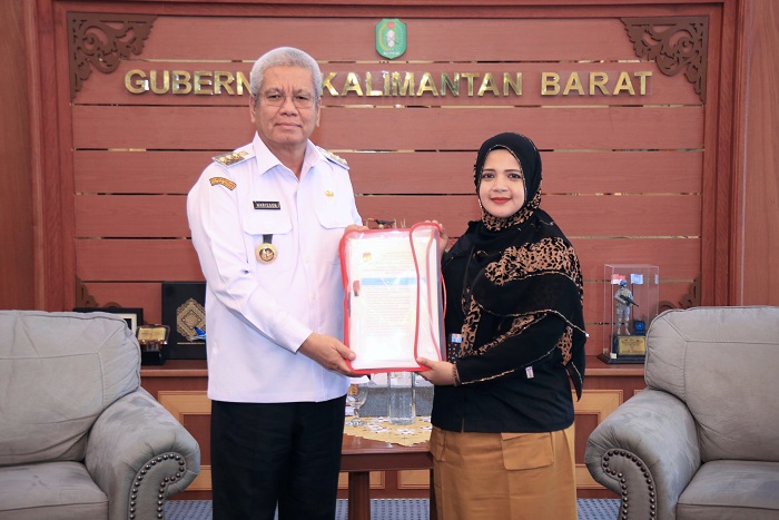 TERIMA: Harisson menerima penyampaian nama-nama calon terpilih anggota DPRD Kalbar Tahun 2024 yang diserahkan Anggota KPU Kalbar Syarifah Nuraini, Rabu (4/9).