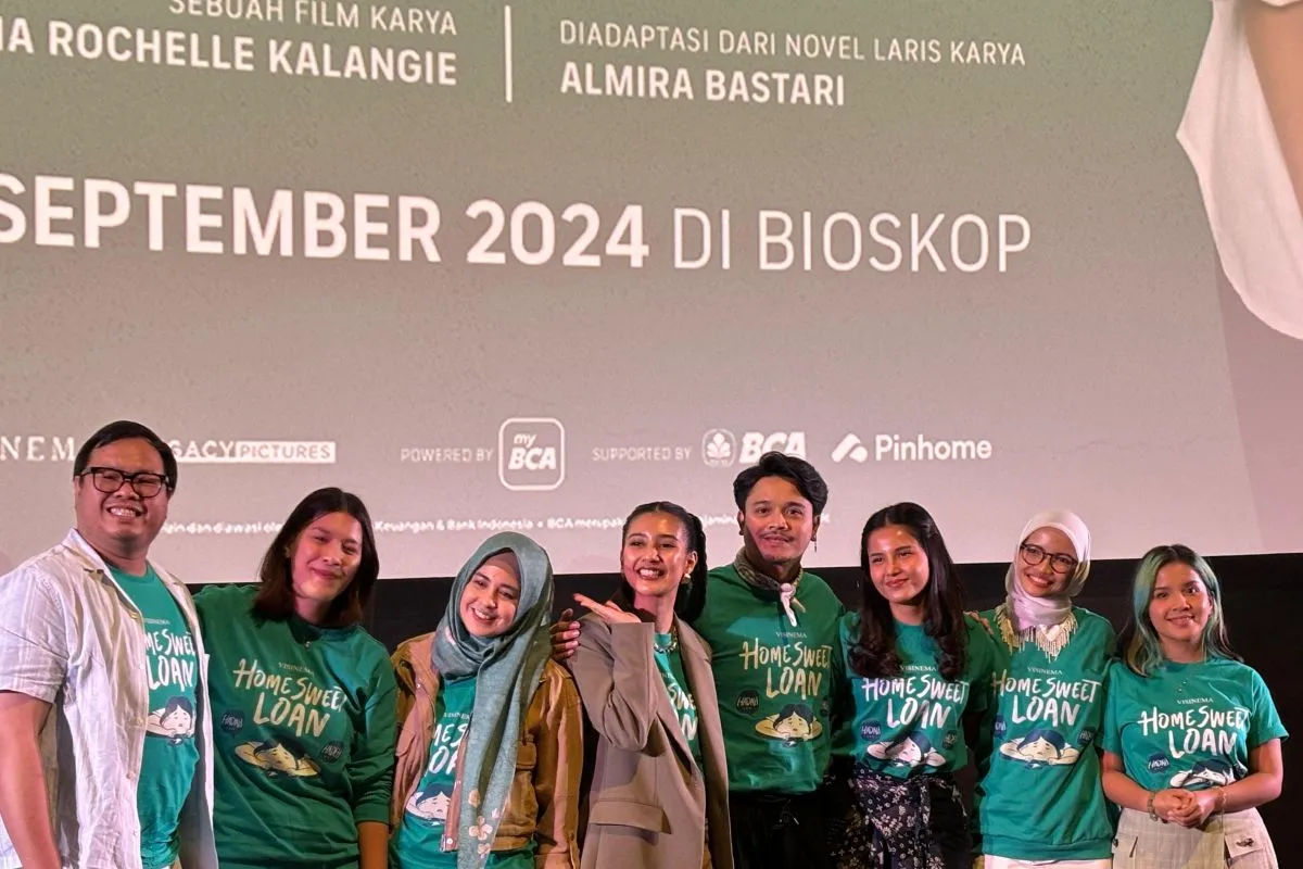 KONFERENSI PERS: Jajaran pemain, tim produksi, dan pengisi soundtrack film "Home Sweet Loan" saat menghadiri konferensi pers film tersebut di kawasan Epicentrum, Jakarta Selatan, Rabu (4/9).