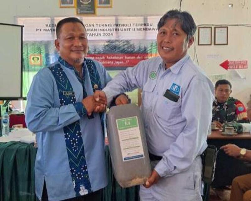 Serah terima produk cairan pemadam kebakaran &ldquo;E4&rdquo; PT WSL dan PT MTI beberapa waktu lalu. (ISTIMEWA)