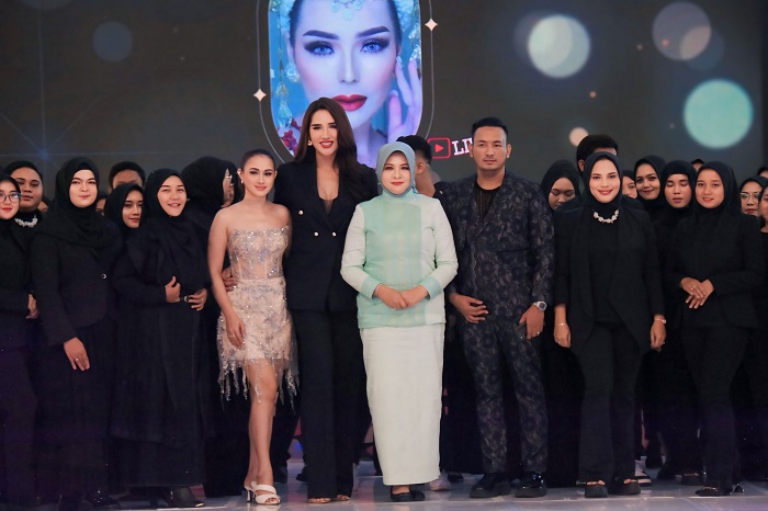BERSAMA: Pj Ketua Dekranasda Kalbar Windy Prihastari foto bersama usai membuka Beauty Queen Show yang digelar di Gaia Bumi Raya City, Rabu (4/9).