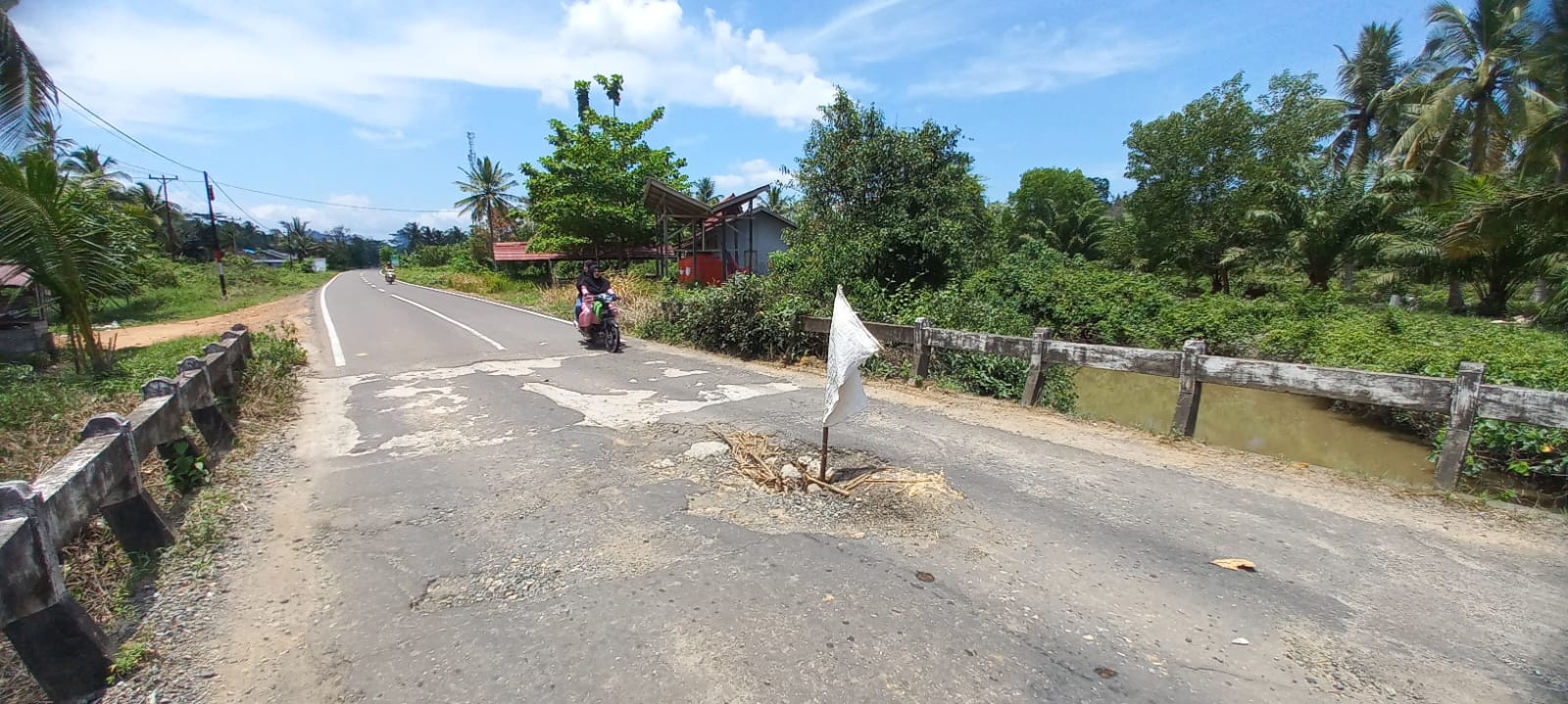RUSAK: Satu di antara kondisi jembatan yang ada di jalan Provinsi Kalbar, di Kabupaten Kayong Utara mengalami kerusakan. (DANANG PRASETYO/PONTIANAK POST)