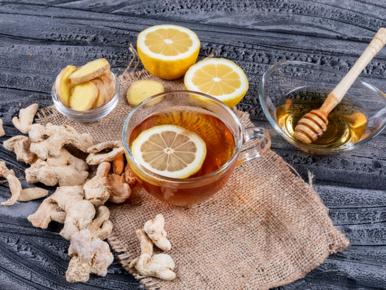 Ilustrasi kombinasi teh, jahe, lemon dan madu untuk mengobati batuk secara alami. (FREEPIK)