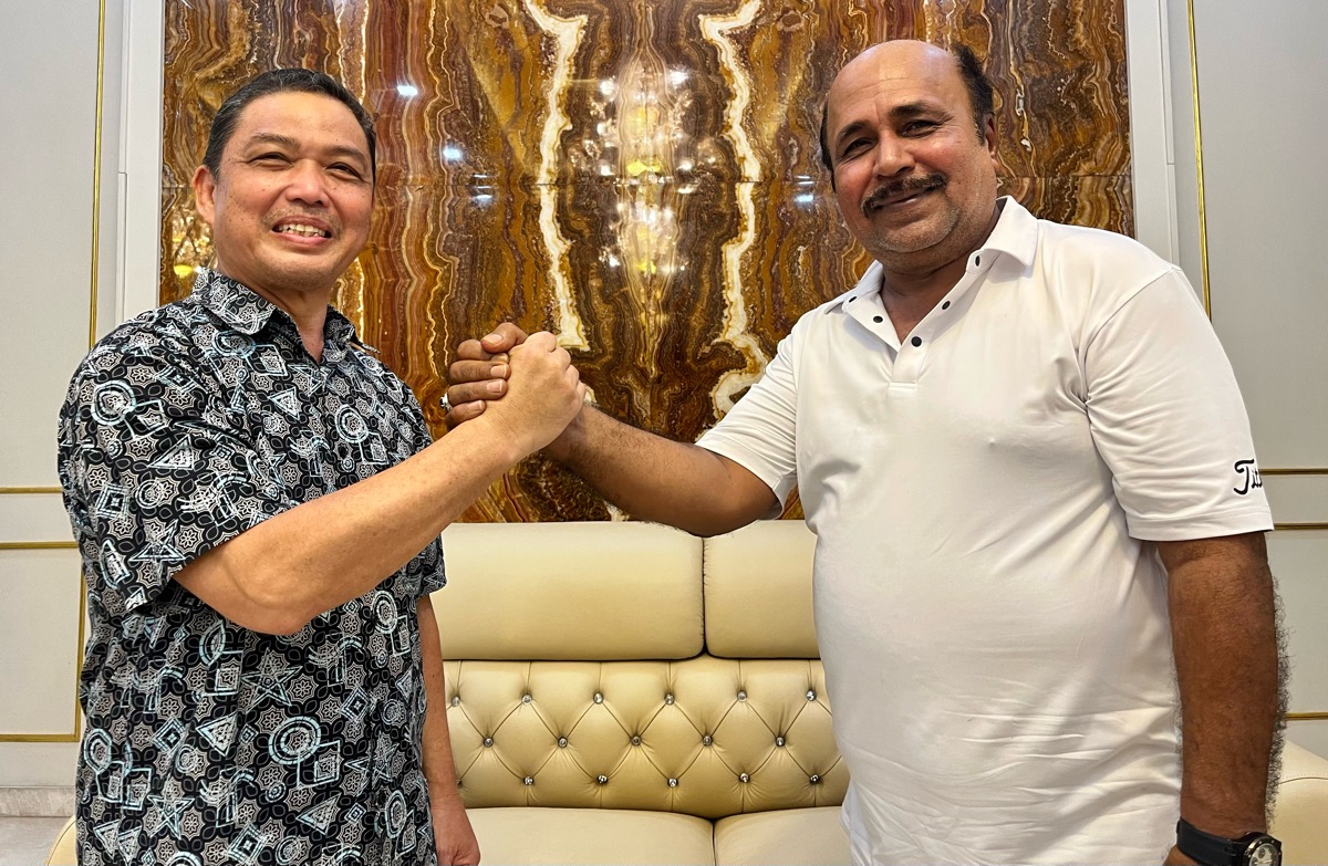 Perjumpaan hangat antara Ria Norsan dan Haji Munawar. Saling bertukar ide dan memberi inspirasi satu sama lain.