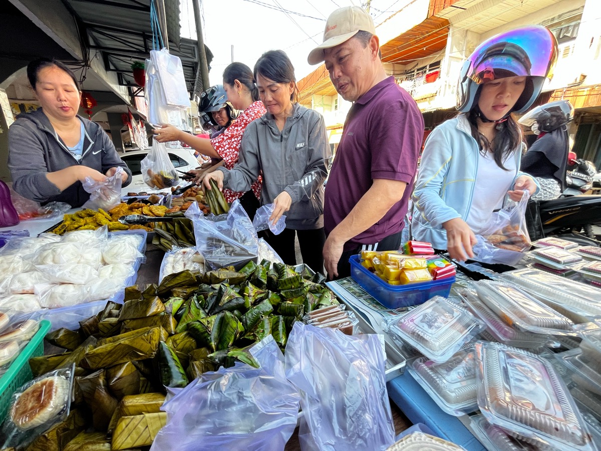 Ria Norsan memborong kue dan jajanan untuk dibagikan ke masyarakat yang tengah berbelanja sayuran di Pasar Ngabang.