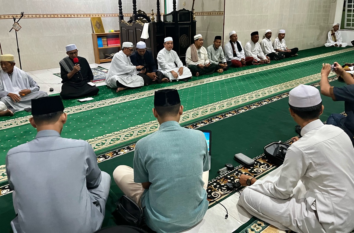 Ria Norsan saat melaksanakan salat subuh di Masjid Al Mujahirin Ngabang, Kabupaten Landak.