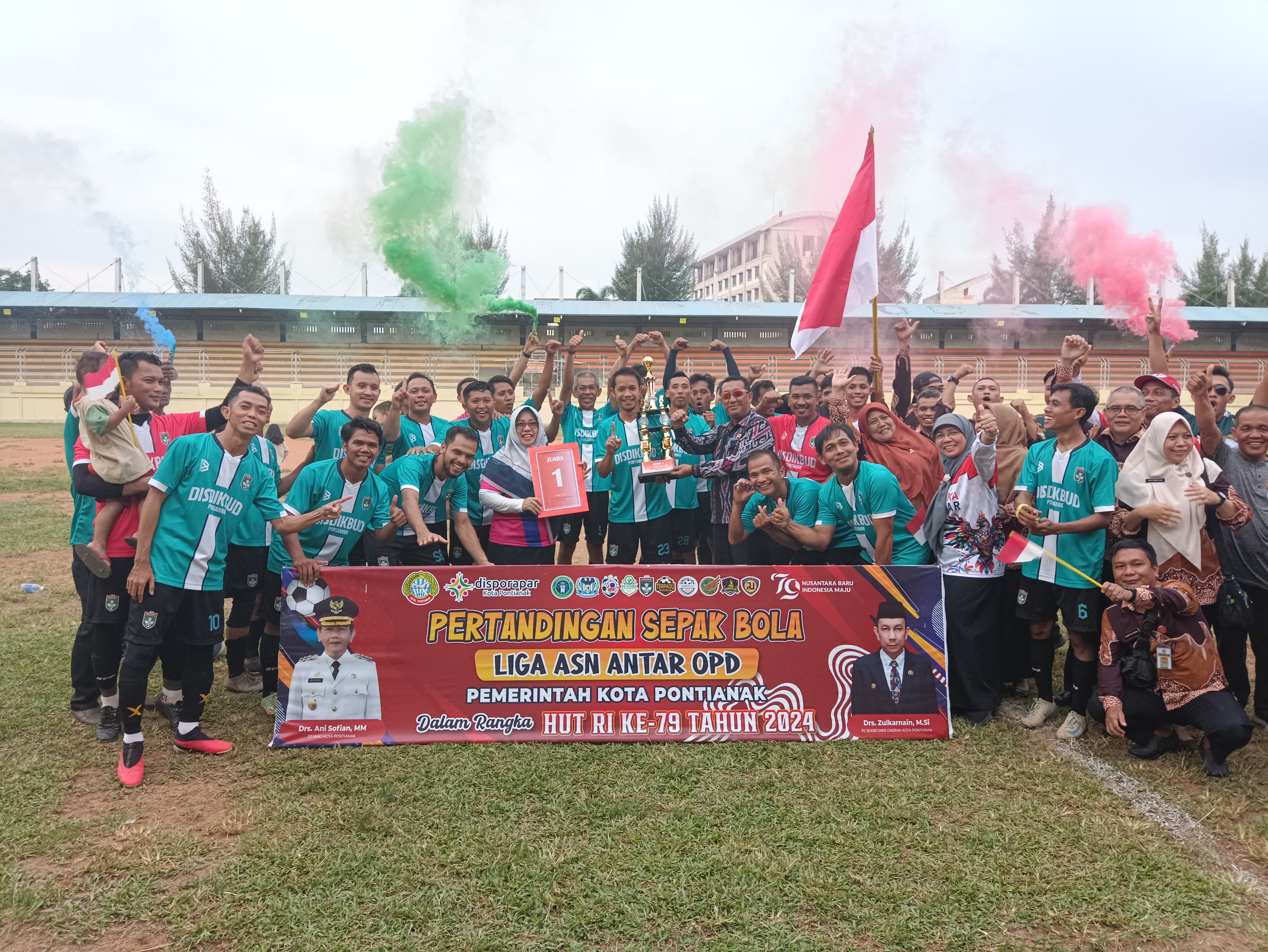 Tim sepak bola Dinas Pendidikan dan Kebudayaan Kota Pontianak saat menjadi juara di turnamen sepak bola liga OPD Pontianak.