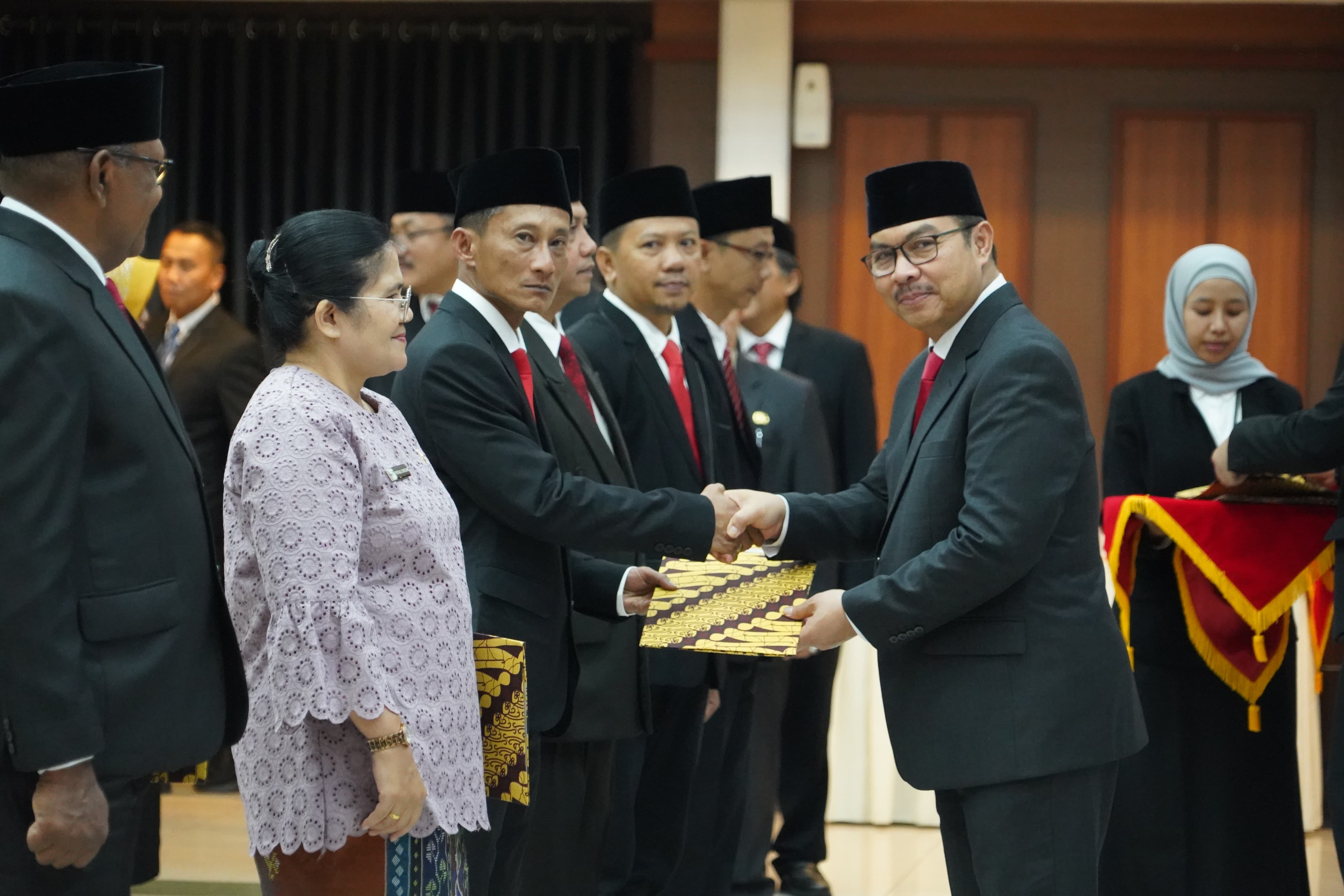 Victor Palimbong saat dilantik sebagai Kepala Perwakilan Badan Kependudukan dan Keluarga Berencana Nasional (BKKBN) Provinsi Kalimantan Barat.