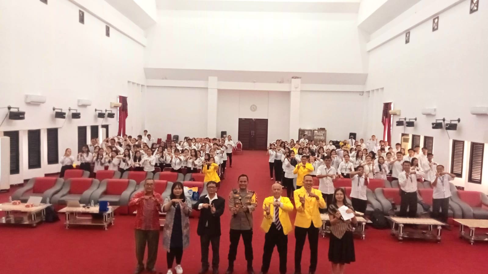 Mahasiswa Baru Universitas Terbuka Landak Ikuti OSMB di aula Kantor Bupati Landak.