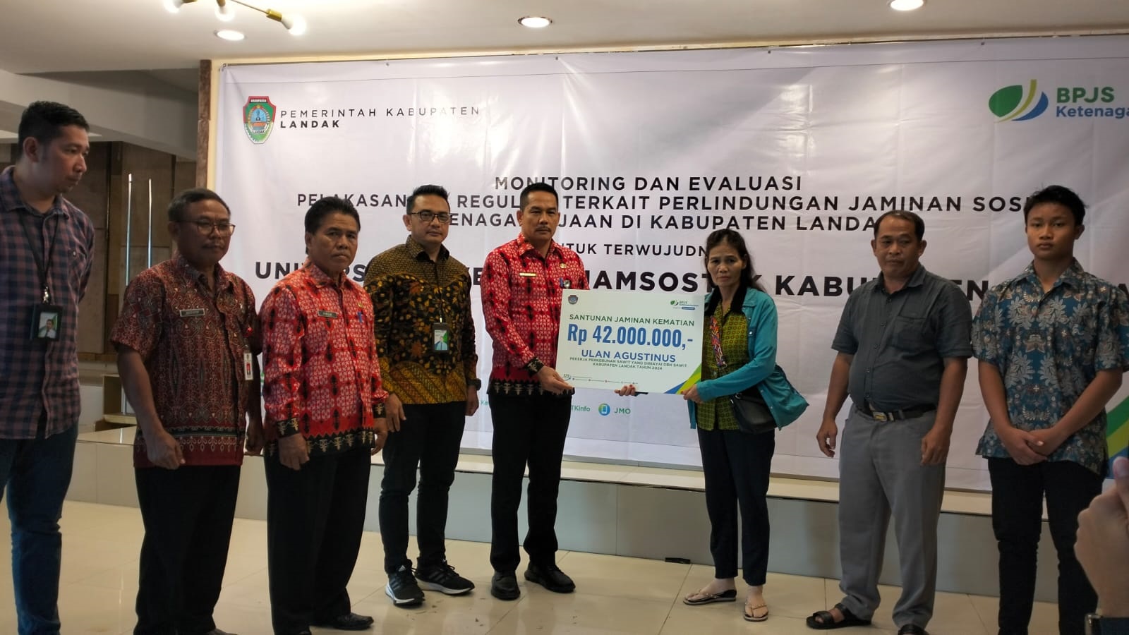 SIMBOLIS: Penyerahan secara simbolis penerima manfaat Jaminan Sosial Ketenagakerjaan BPJS Ketenagakerjaan kepada ahli waris. (Istimewa)