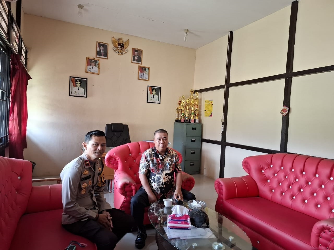 SILATURAHMI: Kapolsek Kuala Behe Ipda Donny saat bersilaturahmi dengan Camat Kuala Behe, Ricky. (Istimewa)