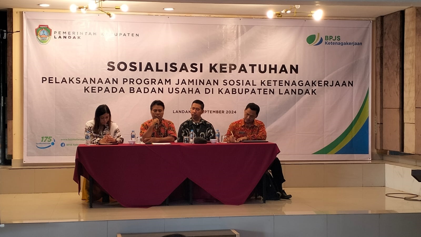 SOSIALISASI: Staf Ahli Bupati Bidang Pembangunan Ekonomi dan Keuangan, Anem saat membuka sosialisasi kepatuhan pelaksanaan program Jaminan Sosial Ketenagakerjaan kepada badan usaha di Kabupaten Landak