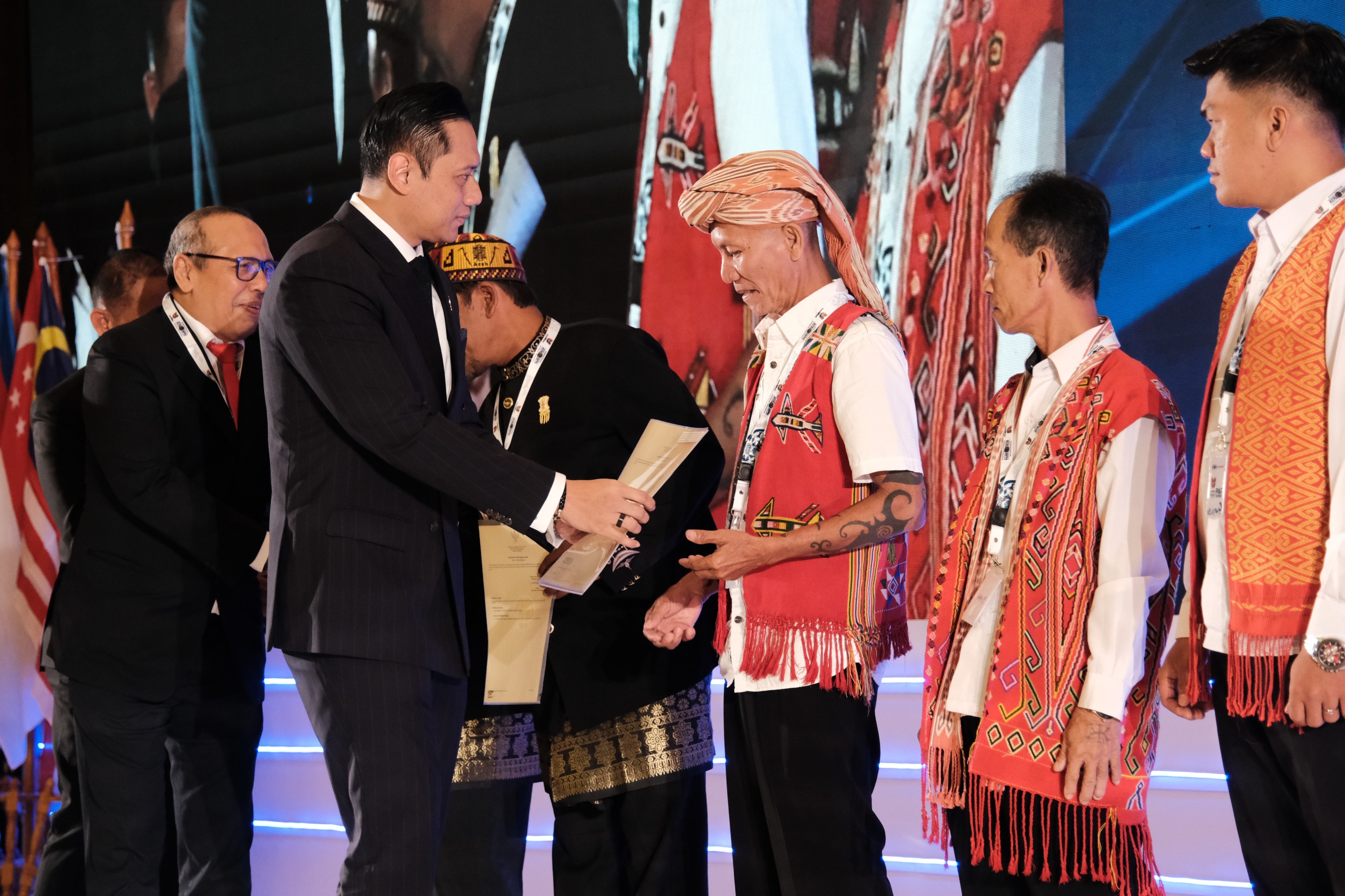 Menteri AHY menyerahkan langsung sertipikat untuk tanah ulayat, termasuk bagi Masyarakat Hukum Adat Menua Kulan dan Iban Menua Sungai Utik, Desa Batu Lintang, Kapuas Hulu, Kalimantan Barat.