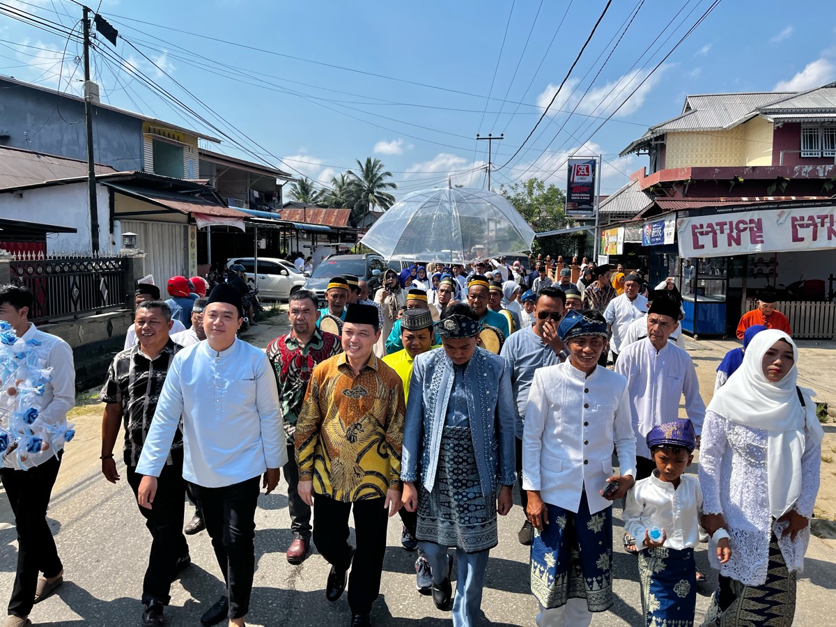 Ria Norsan diarak bersama calon pengantin pria di Desa Raja, Ngabang.