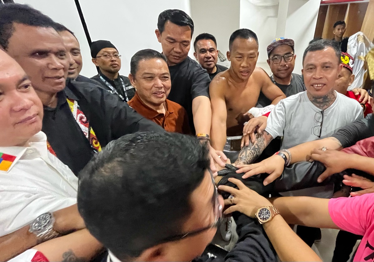 Tokoh Kalbar memberi semangat sebelum Daud Jordan menaiki ring. Tampak diantaranya Ria Norsan, Hercules, Panglima Jilah, Fransiskus Diaan hingga Suryanto Tanjung.