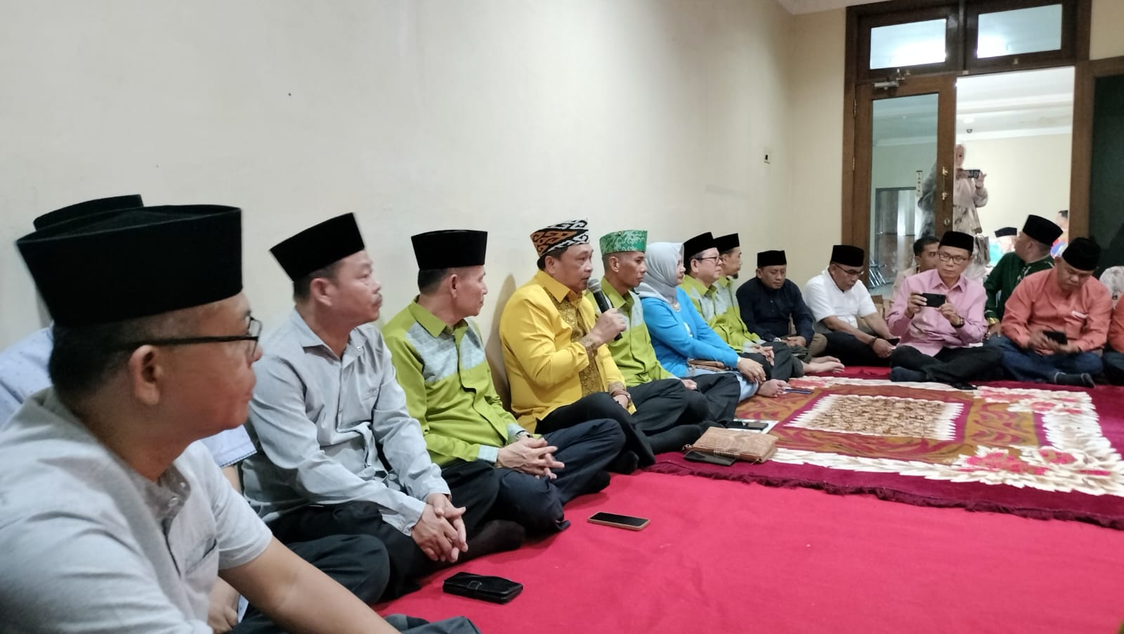 Muhajirin Yanis Kakanwil Kemenag Kalbar dan Asisten Pemerintahan dan Kesra Kalbar Linda Purnama saat memberikan motivasi kepada Kafilah Kalbar, Minggu (8/9).