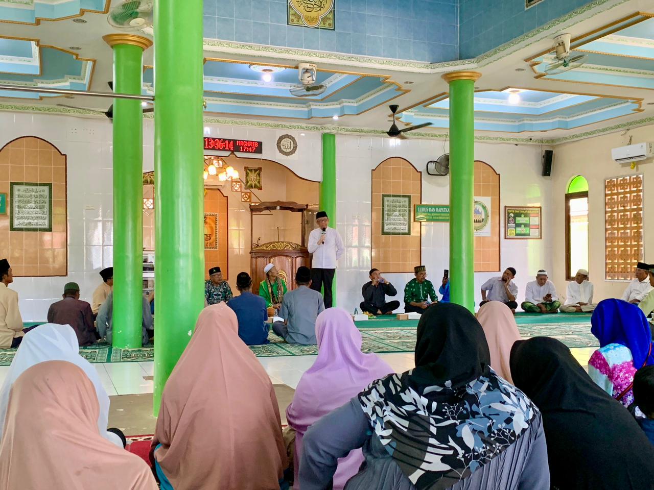 TAUSIAH : Mantan Gubernur Kalbar periode 2018-2023 Sutarmidji memberikan tausiah di Masjid Nurul Hidayaturahman, Desa Semelagi Kecil, Singkawang Utara, Minggu (8/9).