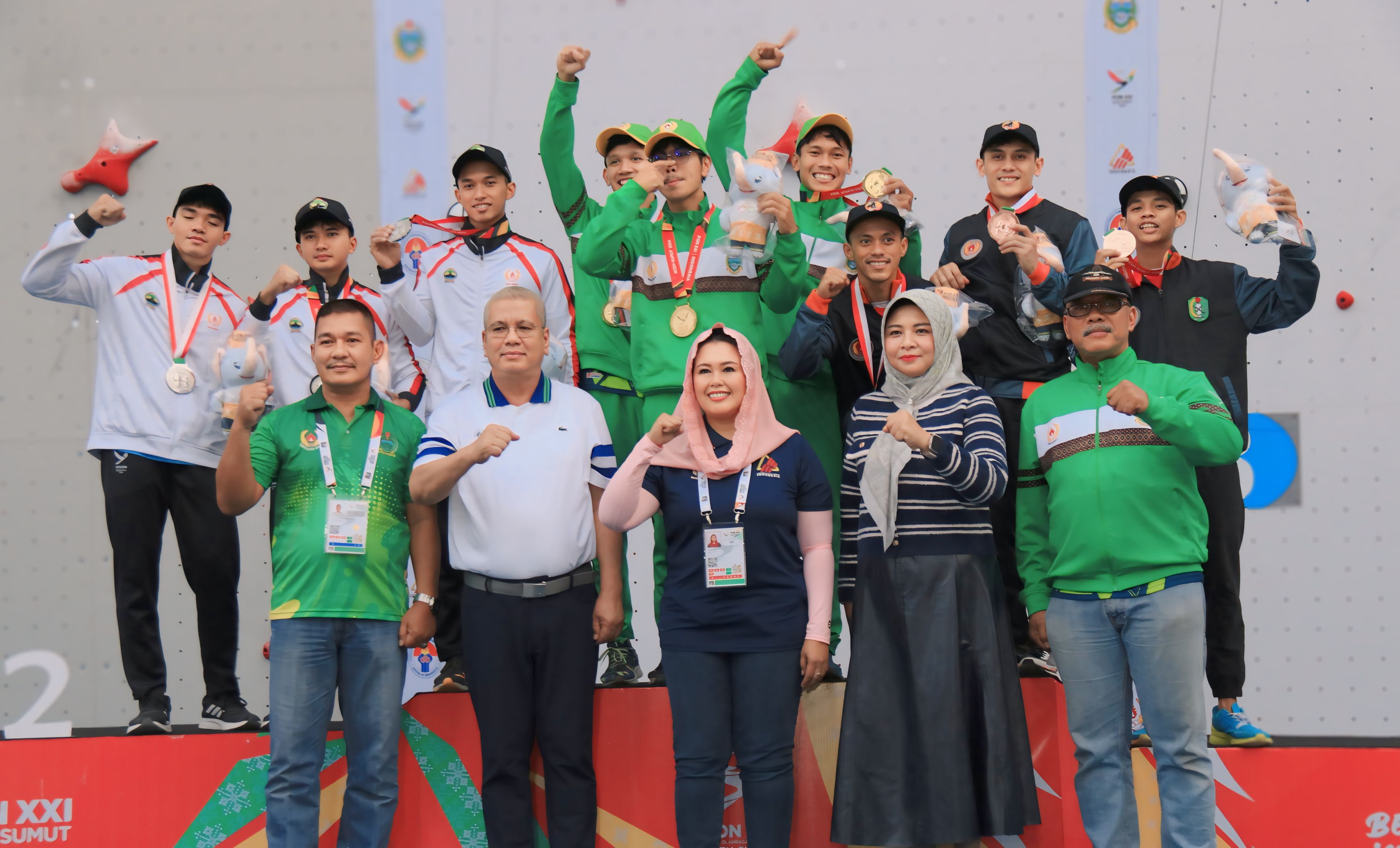 Pj Gubernur Kalbar bersama atlet Kalbar.