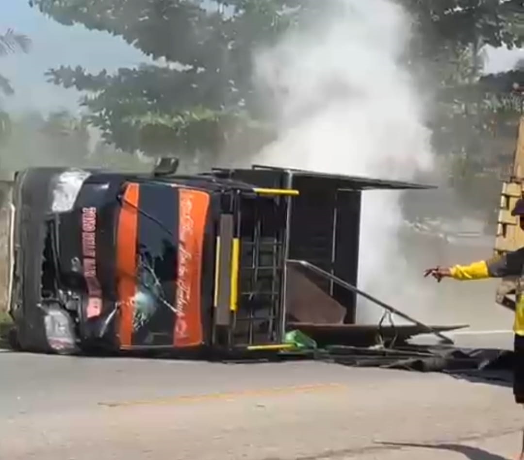 TERGULING: Mobil pickup terguling dan menabrak korban saat memungut sumbangan di Jalan Raya Sui Nipah.