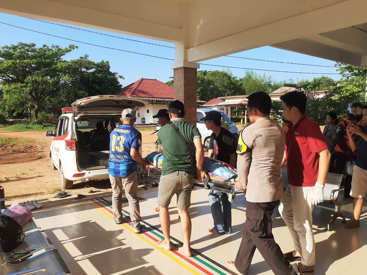 KORBAN TENGGELAM: Jasad korban tenggelam di tempat wisata air terjun dibawa pulang usai dilakukan visum, Sabtu (7/9) sore.