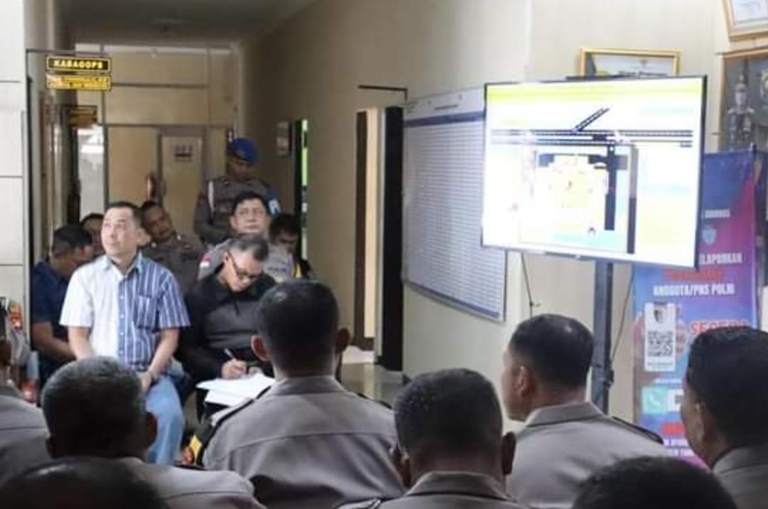 AMANKAN PELATIKAN: Polres Sambas melaksanakan kegiatan simulasi pengamanan pelantikan dan pengambilan sumpah DPRD Kabupaten Sambas Periode Dewan 2024-2029, kemarin.