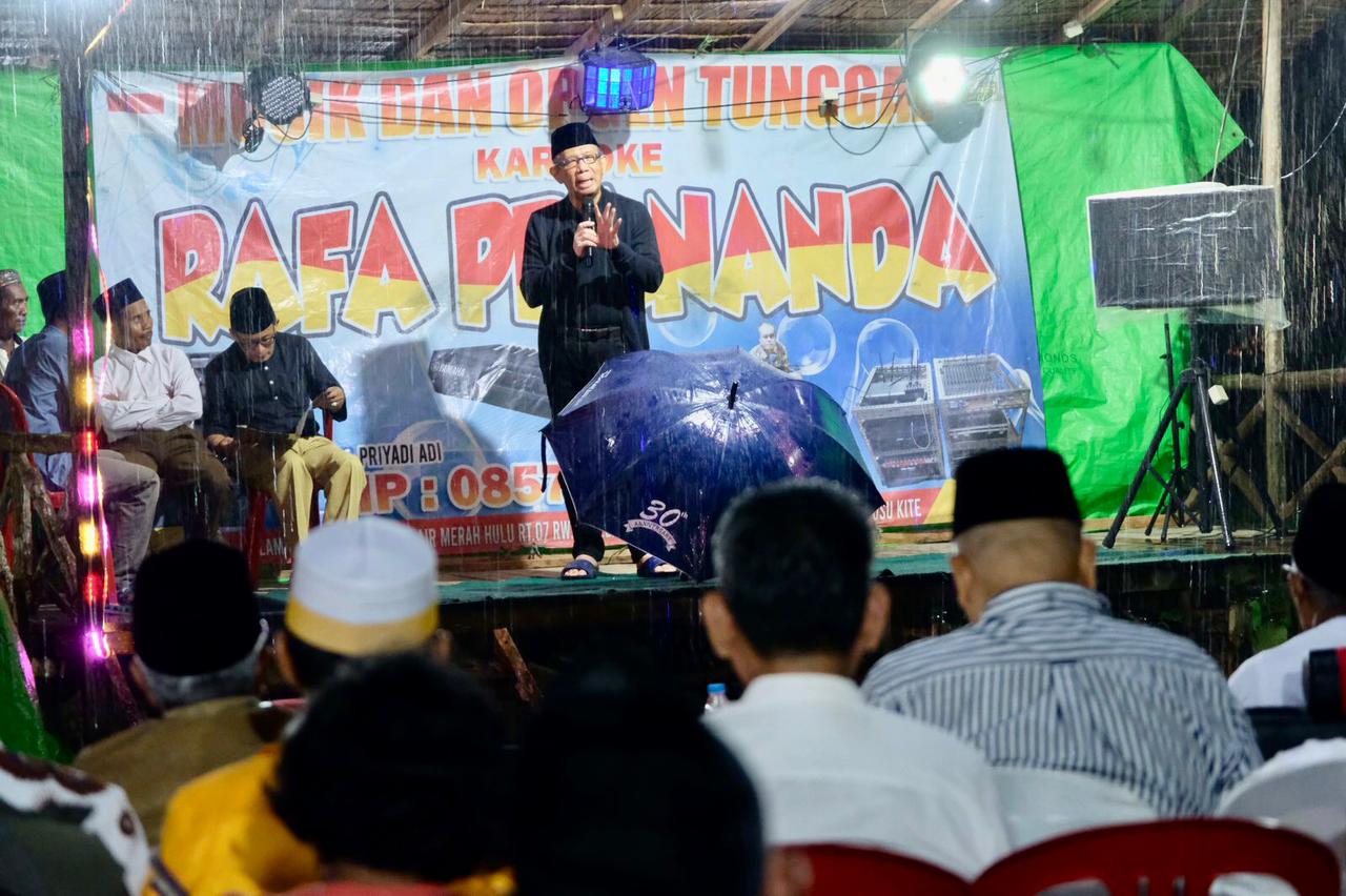 SILATURAHMI : Bacalon Gubernur Kalbar Sutarmidji saat silaturahmi dengan masyarakat Pangmilang, Kota Singkawang, Minggu (8/9).