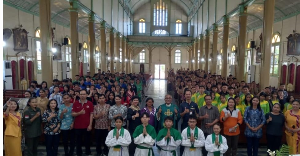 EKARISTI: Kantor Kementerian Agama Kota Singkawang melaksanakan kegiatan Perayaan Ekaristi atau Misa yang rutin diadakan pada Jumat minggu pertama setiap bulan.