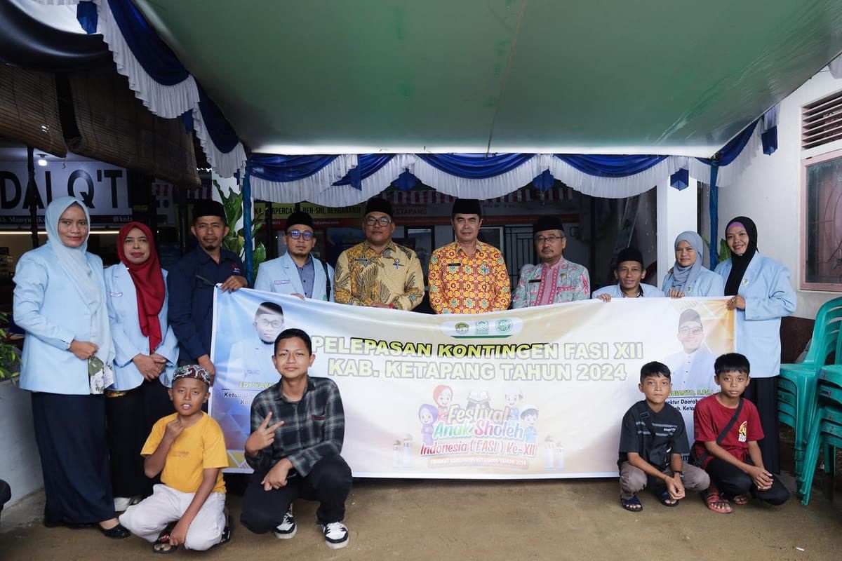 LEPAS KONTINGEN: Asisten Sekda, Heryandi, melepas kontingen Ketapang yang akan mengikuti FASI XII Kalbar di Pontianak.