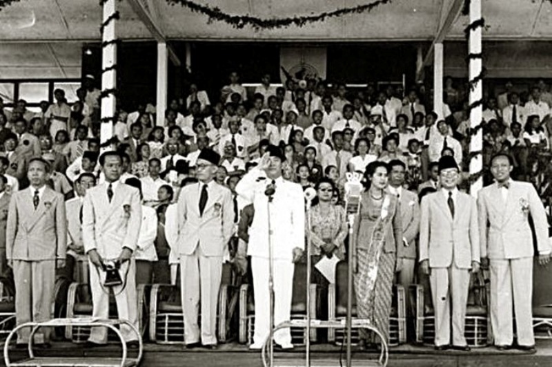 SAPA: Presiden Soekarno didampingi Wakil Presiden Moh. Hatta, saat menyapa para peserta Upacara Pembukaan Pekan Olahraga Nasional I di Stadion Maladi, Solo, 9 September 1948. NATIONALGEOGRAPHIC