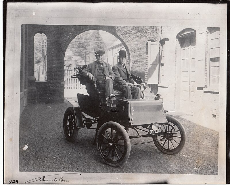 MOBIL LISTRIK: Thomas Edison dan George Meister saat mengendarai mobil listrik di jalanan Studebaker, sekitar 1909. NPGALLERY