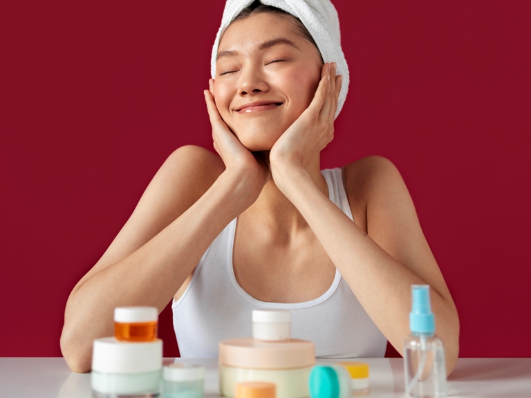 Ilustrasi penggunaan skincare. (FREEPIK)