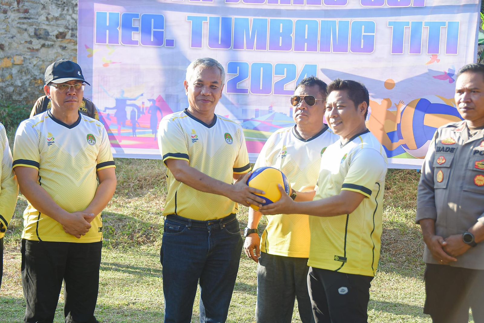 SERAHKAN BOLA : Bupati Ketapang, Martin Rantan, menyerahkan bola voli kepada ketua panitia, Thomas Ferlian, sebagai tanda dimulainya turnamen Bola Voli Kota Juang, Sabtu (7/9).