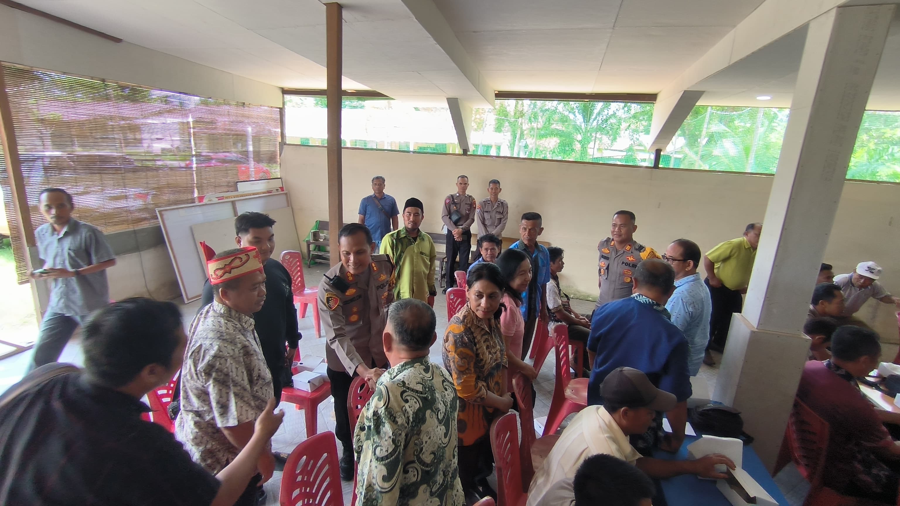 SOSIALISASI: Kapolres Landak AKBP Siswo Dwi Nugroho saat melakukan sosialisasi dalam upaya penertiban lalu lintas di jalan raya, khususnya terkait dengan penggunaan knalpot racing.