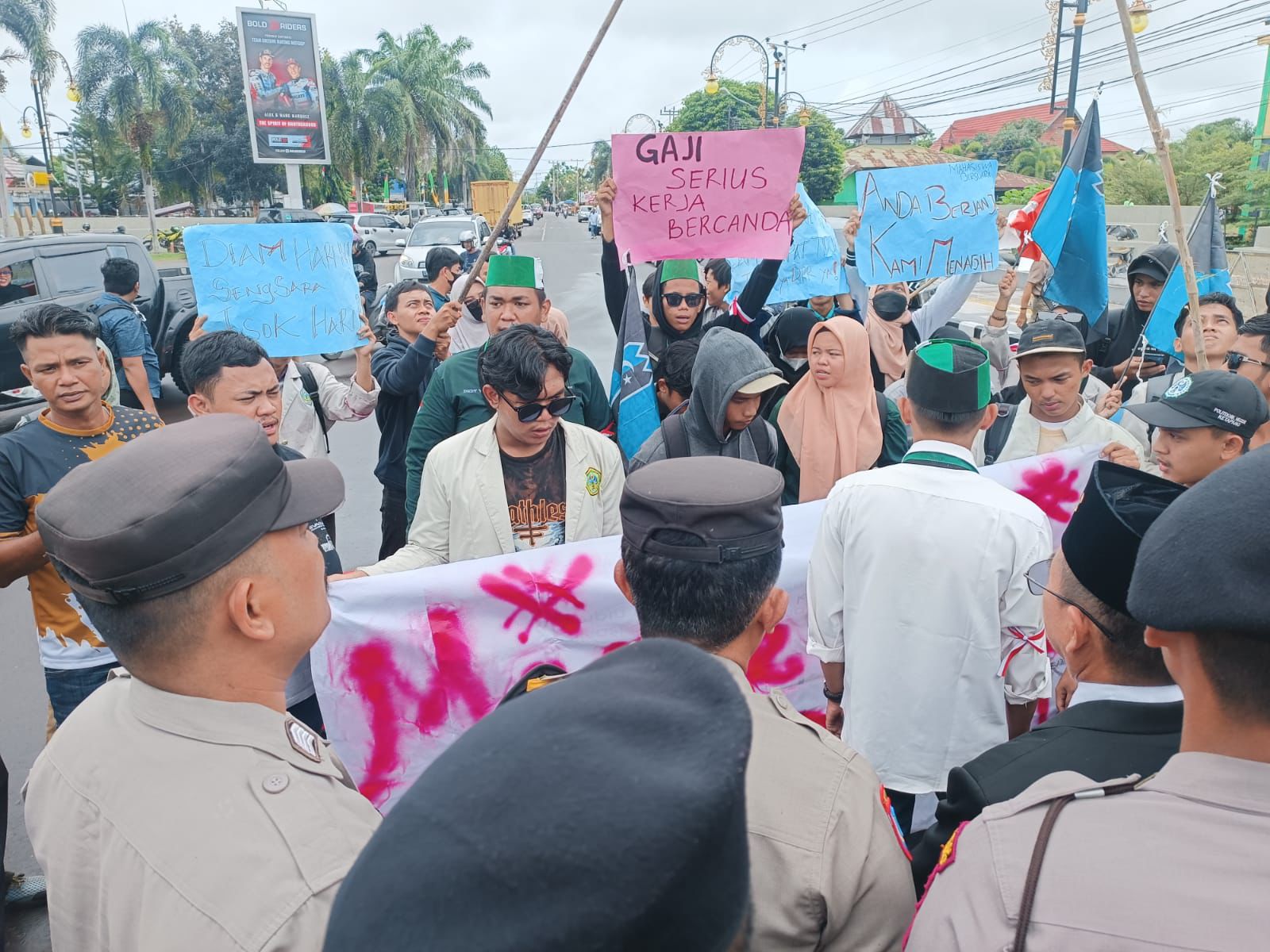 DEMONTRASI: Puluhan mahasiswa menggelar aksi demo di depan Gedung DPRD Ketapang, Senin (9/9).