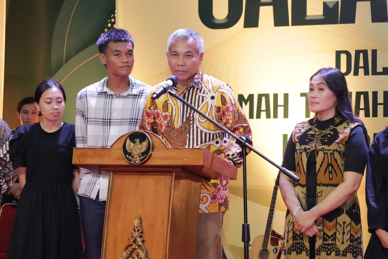 GALA DINNER : Bupati Ketapang, Martin Rantan, memberikan arahan saat menghadiri gala dinner perangkat daerah, Jumat (6/9) malam.