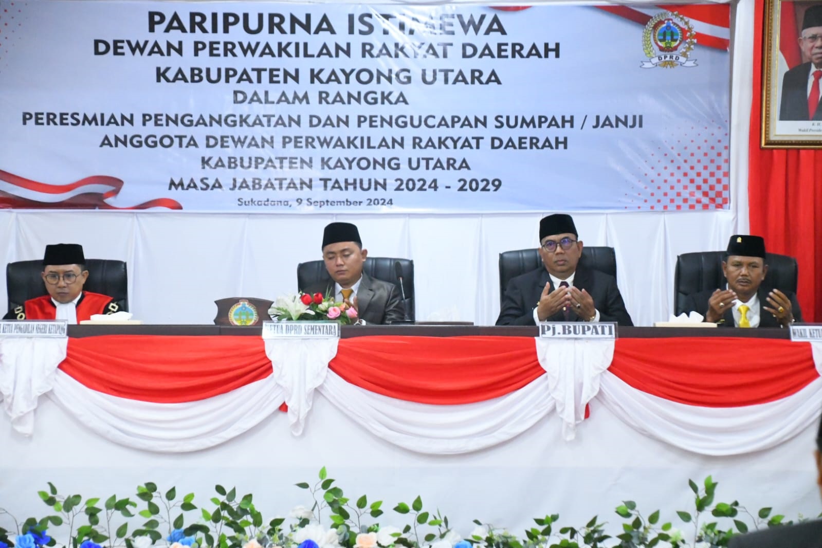 DEWAN BARU: Penjabat Bupati Kayong Utara Alfian menghadiri Paripurna Istimewa pada pengangkatan dan pengucapan sumpah Jabatan, 25 anggota DPRD KKU.