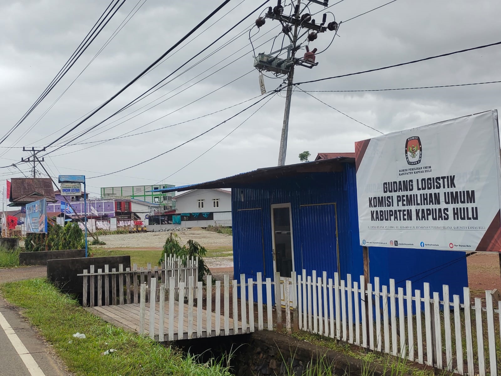 INDEPENDEN: Gudang logistik milik KPU Kapuas Hulu ini berdekatan dengan Posko salah satu Paslon sehingga diminta untuk pindah menjaga independensi Pilkada.