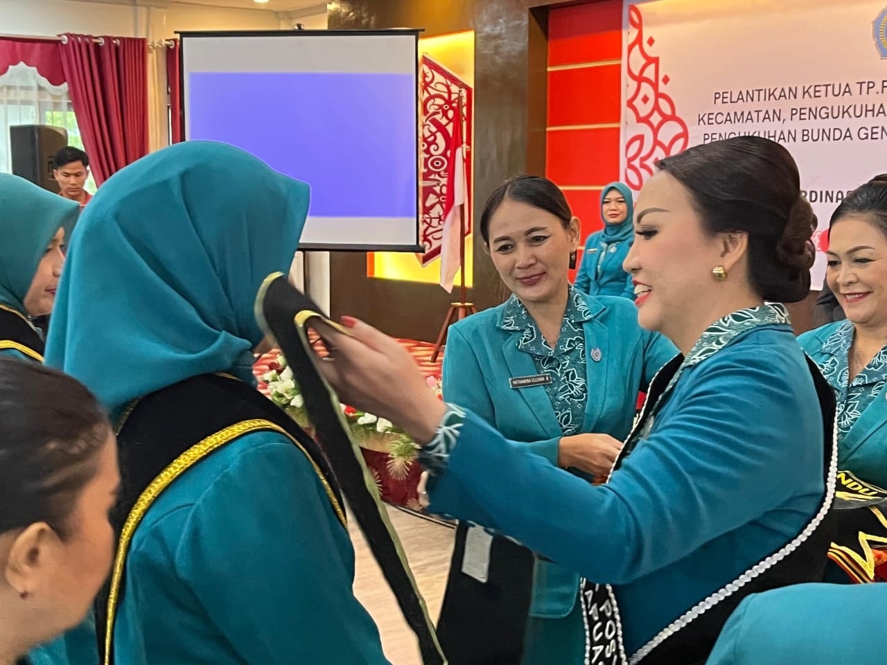 PENGUKUHAN: Ketua TP PKK Kapuas Hulu Angelina Fremalco saat melakukan pengukuhan terhadap pengurus TP PKK se Kabupaten Kapuas Hulu.