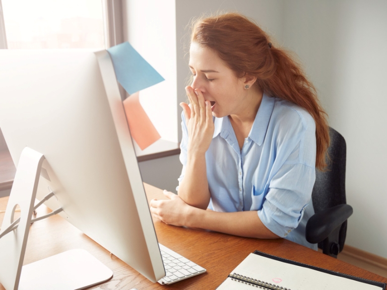 ilustrasi mengantuk saat bekerja. (FREEPIK)