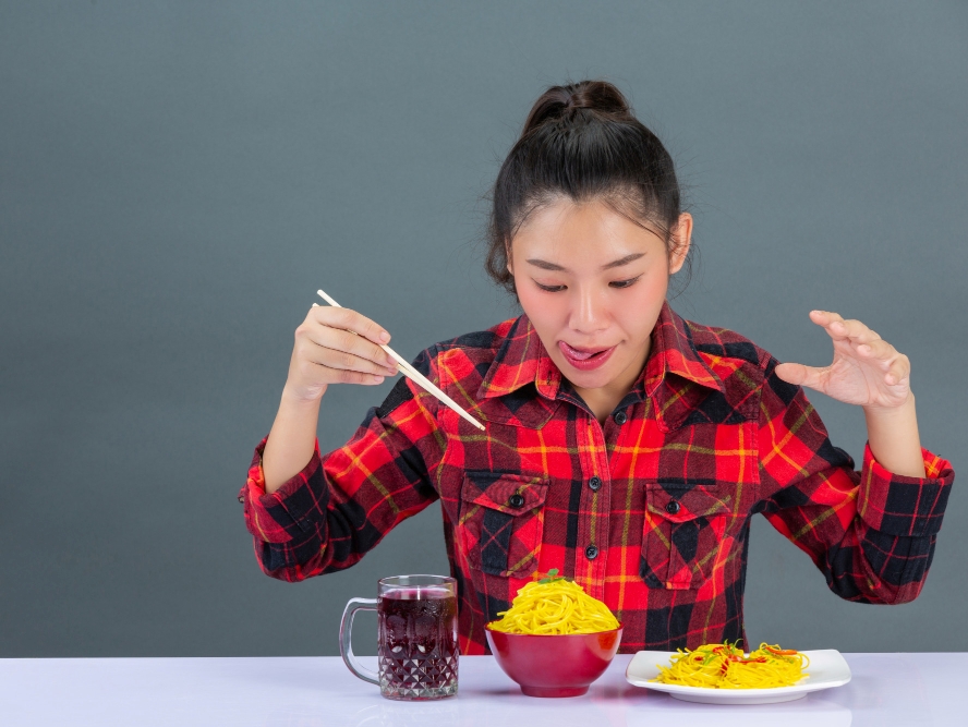 Ilustrasi orang yang gemar makan pedas. (FREEPIK)