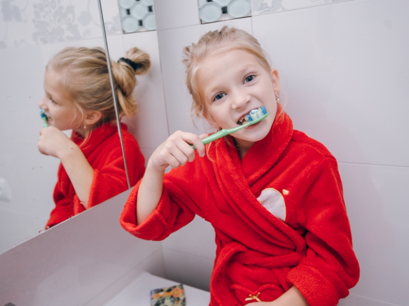 Ilustrasi anak sikat gigi. (FREEPIK)