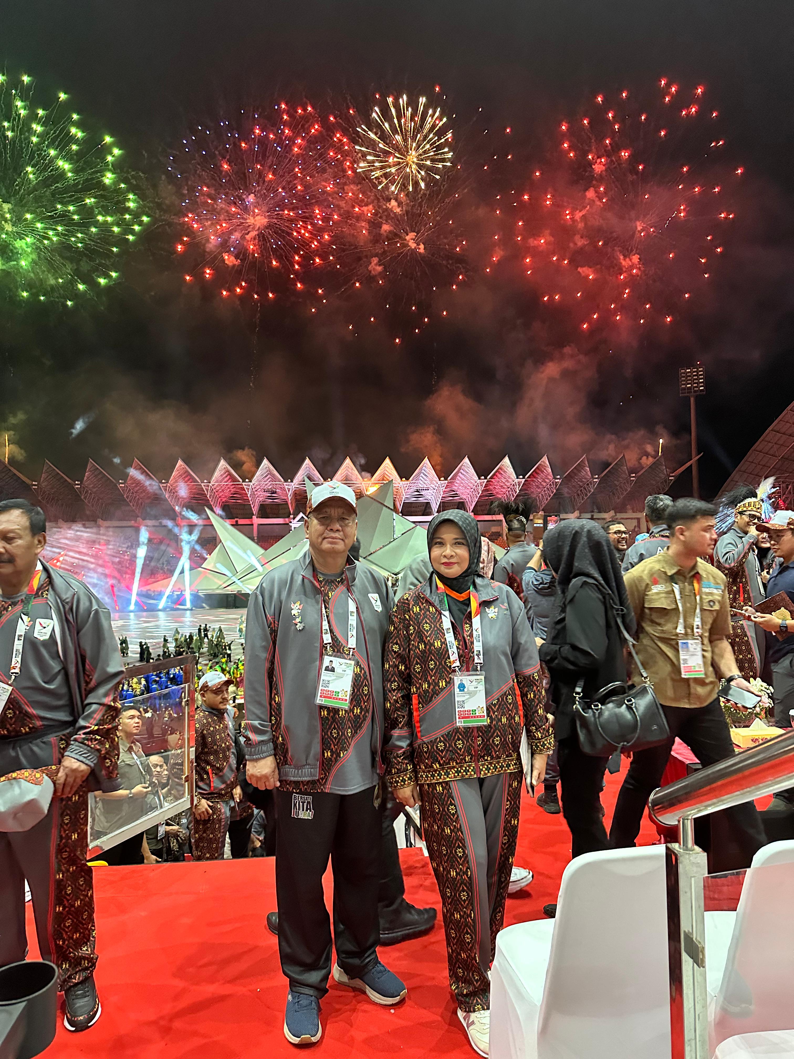 PEMBUKAAN: Pj Gubernur Harisson, dan Kepala Disporapar Kalbar Windy saat menghadiri seremoni pembukaan PON XXI Aceh-Sumut di Stadion Harapan Bangsa, Banda Aceh.