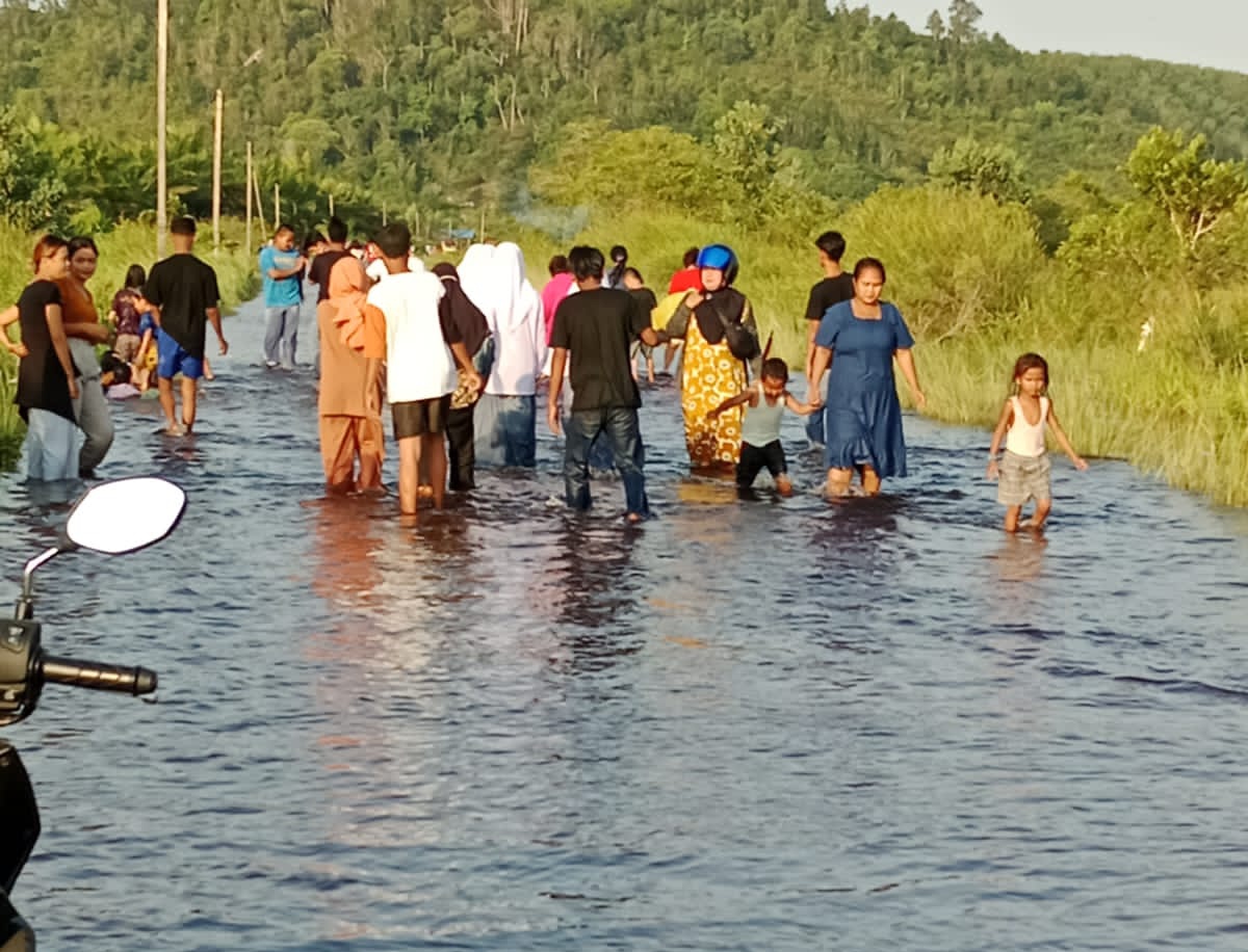 BANJIR: Kondisi banjir di Desa Pasir beberapa waktu lalu