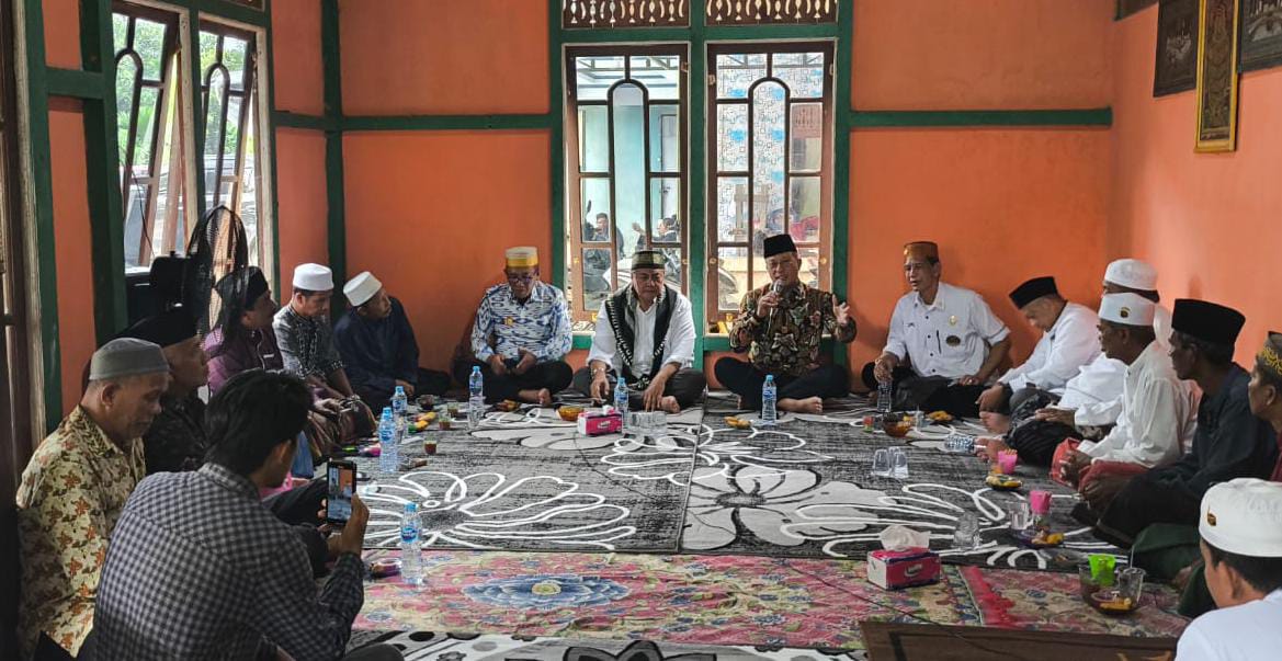 HADIR : Bakal calon Wagub Kalbar Didi Haryono saat hadir dalam acara peringatan Maulid Nabi Muhammad SAW di Desa Sungai Rasau, Kecamatan Sungai Pinyuh, Kabupaten Mempawah, Minggu (8/9).