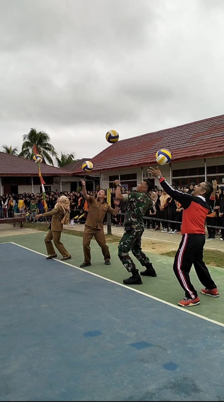 ISTIMEWA  VOLI : Kegiatan pembukaan turnamen voli antar SMP/MTs se Kabupaten Sambas yang digelar SMP N 1 Tebas