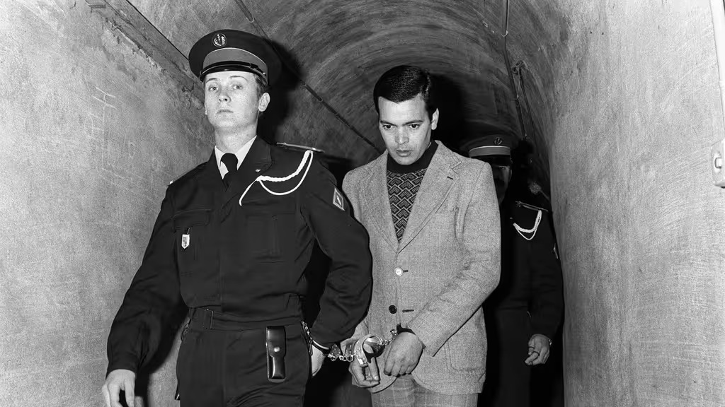 HADIRI PERSIDANGAN: Hamida Djandoubi saat tiba di persidangannya di Pengadilan Aix-en-Provence (Bouches-du-Rh&ocirc;ne), 24 Februari 1977. GERARD FOUET/AFP FILES