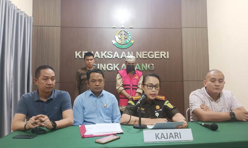 Kajari Singkawang Nur Handayani melakukan pers rilis penangkapan terpidana korupsi Program BPNT di Kota Singkawang, di Kantor Kejari Singkawang pada Selasa (10/9).(HARI KURNIATHAMA/PONTIANKA POST)