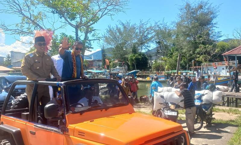KONVOI: Daud Yordan tiba di Sukadana dari Pontianak menggunakan speedboat selanjutnya konvoi dengan menggunakan mobil. (DANANG PRASETYO/PONTIANAK POST)