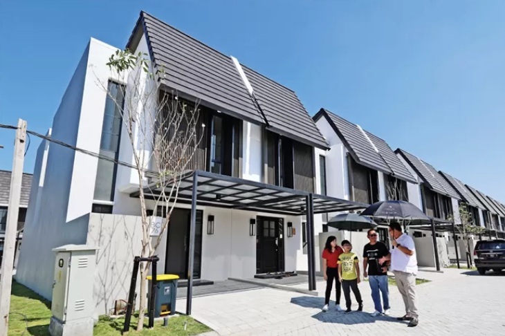 SESUAIKAN KEBUTUHAN: Deretan rumah di kompleks perumahan di kawasan Surabaya Timur, Selasa(27/6). Pengembang menyasar keluarga muda sebagai end user.
