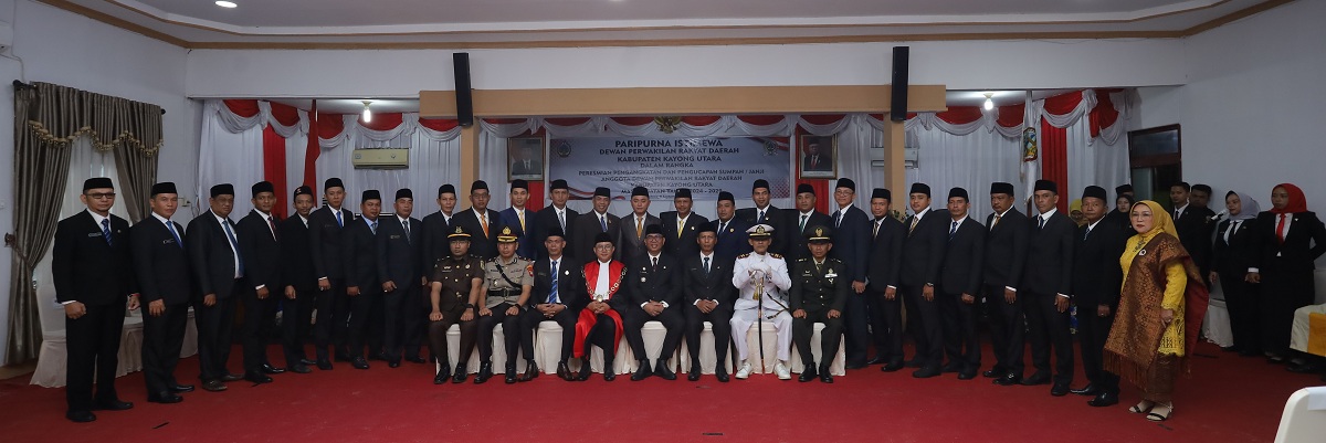 BERSAMA FORKOPIMDA: 25 anggota DPRD Kayong Utara berfoto bersama Pemerintahan Daerah Forum Koordinasi Pimpinan Daerah (Forkopimda) Kabupaten Kayong Utara usai Rapat Paripurna Istimewa.