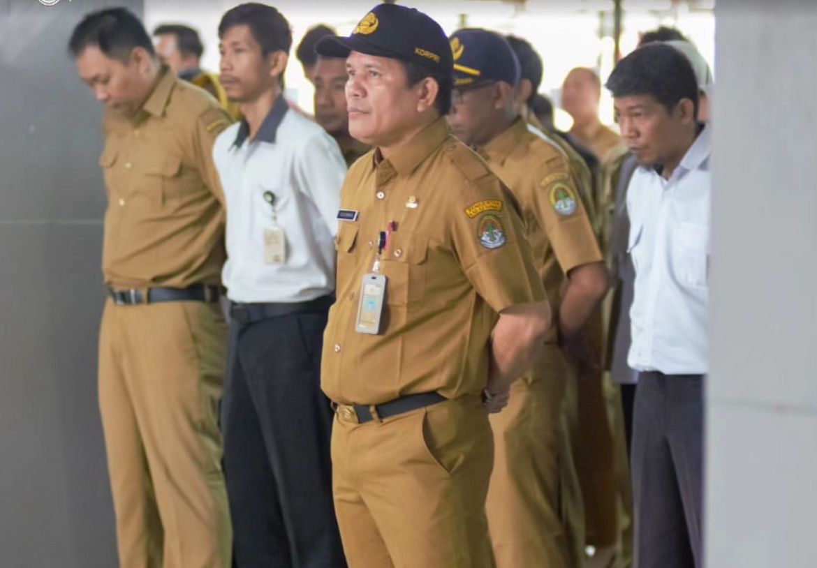 DENGARKAN ARAHAN: Peserta apel pagi mendengarkan arahan dari Penjabat Sekda Ketapang, Donatus Franseda, Senin (9/9).
